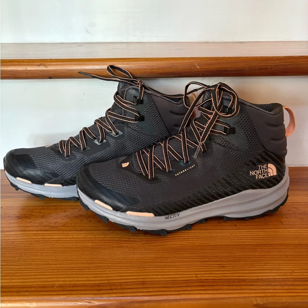 Women’s The North Face Snow Boots - Picture 3 of 6